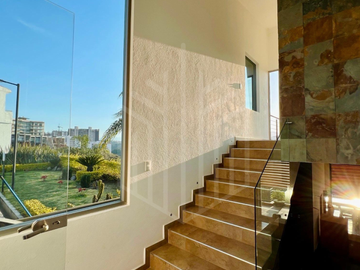 ESPECTACULAR CASA EN VENTA EN BOSQUE ESMERALDA CON JARDÍN PLANO Y VISTA ARBOLADA.