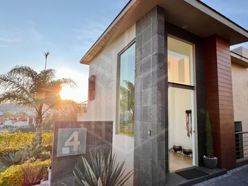 ESPECTACULAR CASA EN VENTA EN BOSQUE ESMERALDA CON JARDÍN PLANO Y VISTA ARBOLADA.