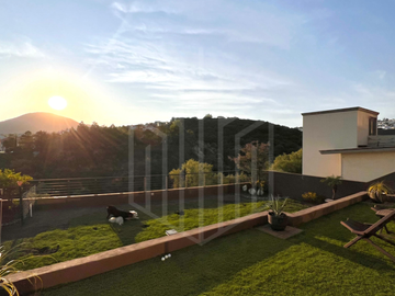 ESPECTACULAR CASA EN VENTA EN BOSQUE ESMERALDA CON JARDÍN PLANO Y VISTA ARBOLADA.