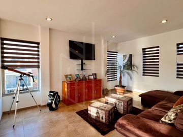 ESPECTACULAR CASA EN VENTA EN BOSQUE ESMERALDA CON JARDÍN PLANO Y VISTA ARBOLADA.