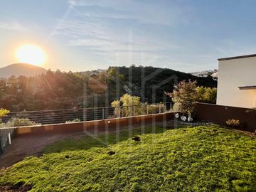 ESPECTACULAR CASA EN VENTA EN BOSQUE ESMERALDA CON JARDÍN PLANO Y VISTA ARBOLADA.