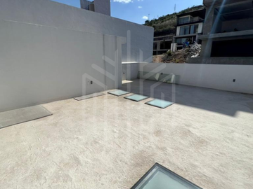 HERMOSA PROPIEDAD CON EXCELENTES ACABADOS EN LAGO ESMERALDA EN VENTA