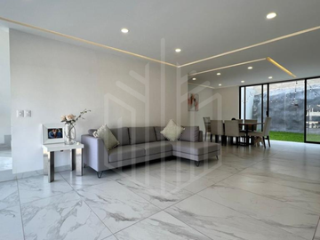 HERMOSA PROPIEDAD CON EXCELENTES ACABADOS EN LAGO ESMERALDA EN VENTA