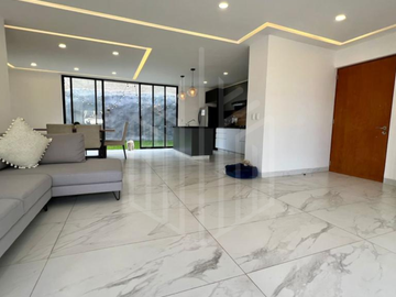 HERMOSA PROPIEDAD CON EXCELENTES ACABADOS EN LAGO ESMERALDA EN VENTA