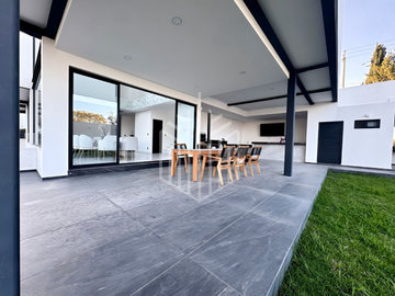 Lujosa residencia en venta en fincas de Sayavedra con espectacular jardín totalmente plano y área social