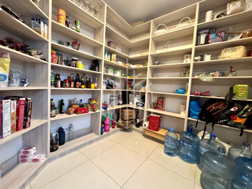 Lujosa residencia en venta en fincas de Sayavedra con espectacular jardín totalmente plano y área social