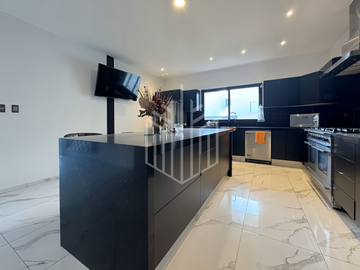 Lujosa residencia en venta en fincas de Sayavedra con espectacular jardín totalmente plano y área social