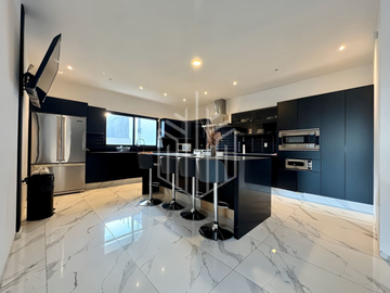 Lujosa residencia en venta en fincas de Sayavedra con espectacular jardín totalmente plano y área social