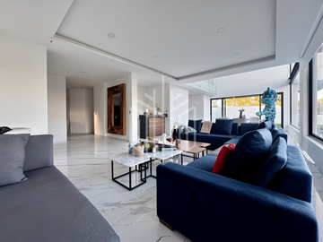 Lujosa residencia en venta en fincas de Sayavedra con espectacular jardín totalmente plano y área social