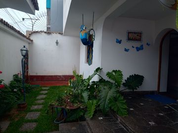 Urb. El Recreo Casa de 309.48m2 ideal para Clínica o Empresa