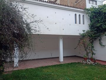 Urb. El Recreo Casa de 309.48m2 ideal para Clínica o Empresa