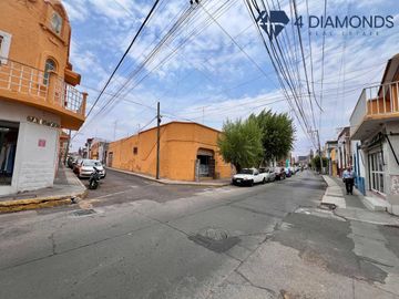 Propiedad en esquina con local comercial !