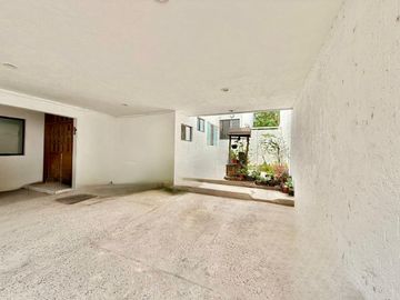 CASA EN VENTA EN LOMAS 4ta SECCION EXCELENTE UBICACION
