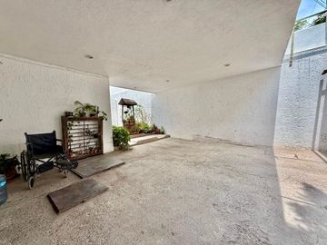 CASA EN VENTA EN LOMAS 4ta SECCION EXCELENTE UBICACION