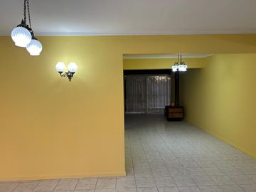 VENDE AMPLIA CASA FRENTE CAMPUS UNIVERSIDAD AUTONOMA