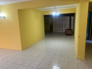 VENDE AMPLIA CASA FRENTE CAMPUS UNIVERSIDAD AUTONOMA