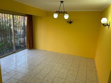 VENDE AMPLIA CASA FRENTE CAMPUS UNIVERSIDAD AUTONOMA