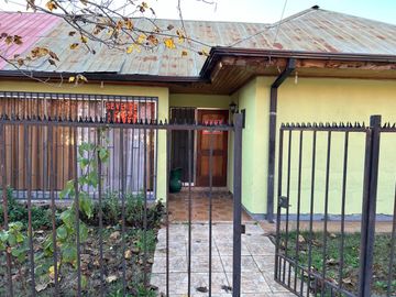 VENDE AMPLIA CASA FRENTE CAMPUS UNIVERSIDAD AUTONOMA