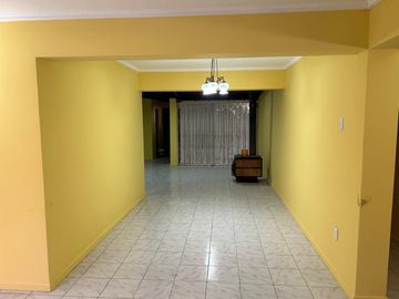 VENDE AMPLIA CASA FRENTE CAMPUS UNIVERSIDAD AUTONOMA