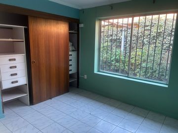 VENDE AMPLIA CASA FRENTE CAMPUS UNIVERSIDAD AUTONOMA