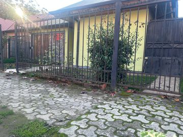 VENDE AMPLIA CASA FRENTE CAMPUS UNIVERSIDAD AUTONOMA