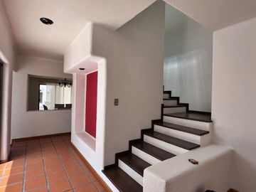 Casa en Venta en Lomas 4ta secc. Calle Lyali