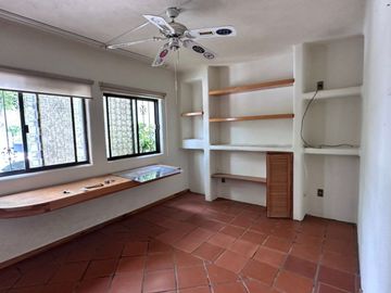 Casa en Venta en Lomas 4ta secc. Calle Lyali