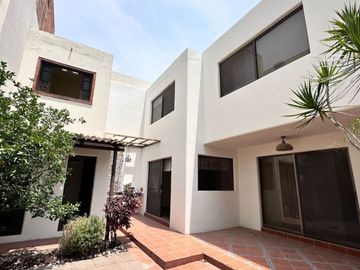 Casa en Venta en Lomas 4ta secc. Calle Lyali