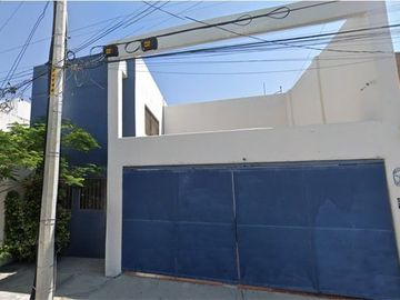 Casa en Venta en Lomas 4ta secc. Calle Lyali