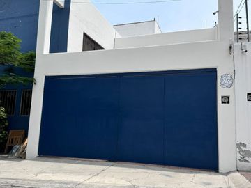 Casa en Venta en Lomas 4ta secc. Calle Lyali