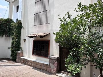 Casa en Venta en Lomas 4ta secc. Calle Lyali