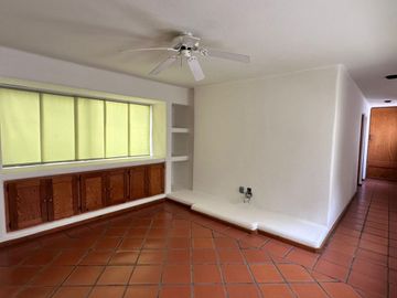 Casa en Venta en Lomas 4ta secc. Calle Lyali
