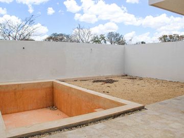 Casa en venta en Conkal, Yucatán, Mérida. 3 Recamarás, Cuarto De Servicio en Fraccionamiento Privado con Amenidades y Cancha De Padel.