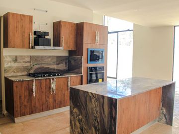 Casa en venta en Conkal, Yucatán, Mérida. 3 Recamarás, Cuarto De Servicio en Fraccionamiento Privado con Amenidades y Cancha De Padel.