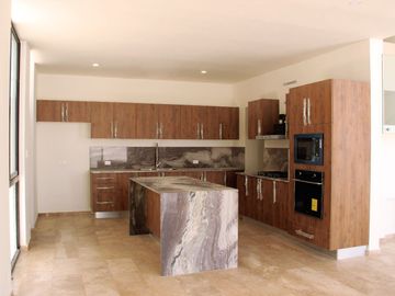 Casa en venta en Conkal, Yucatán, Mérida. 3 Recamarás, Cuarto De Servicio en Fraccionamiento Privado con Amenidades y Cancha De Padel.