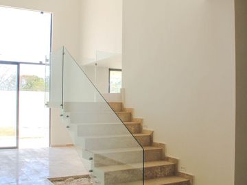 Casa en venta en Conkal, Yucatán, Mérida. 3 Recamarás, Cuarto De Servicio en Fraccionamiento Privado con Amenidades y Cancha De Padel.