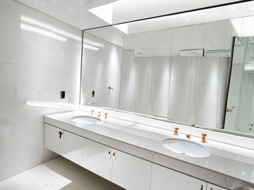 Moderna residencia con amplios espacios y  jardin