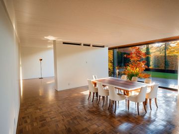 Moderna residencia con amplios espacios y  jardin