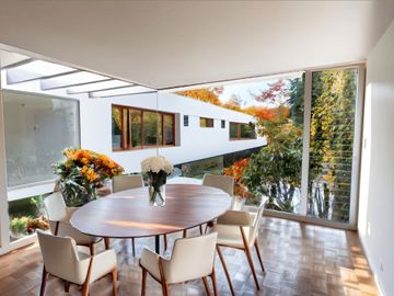 Moderna residencia con amplios espacios y  jardin