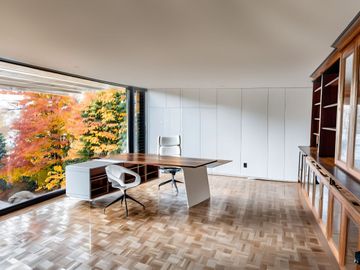 Moderna residencia con amplios espacios y  jardin