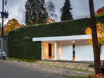 Moderna residencia con amplios espacios y  jardin