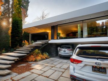 Moderna residencia con amplios espacios y  jardin