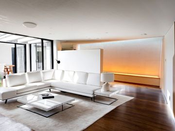 Moderna residencia con amplios espacios y  jardin