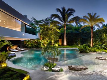 Moderna residencia con amplios espacios y  jardin