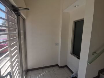 EDIFICIO DE 2 PISOS CON ESTACIONAMIENTO PARA 8 CARROS EN COLONIA LINSS