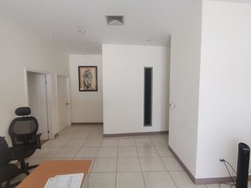 EDIFICIO DE 2 PISOS CON ESTACIONAMIENTO PARA 8 CARROS EN COLONIA LINSS