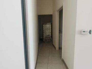 EDIFICIO DE 2 PISOS CON ESTACIONAMIENTO PARA 8 CARROS EN COLONIA LINSS