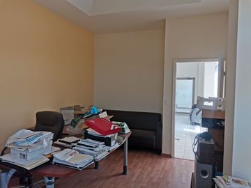 EDIFICIO DE 2 PISOS CON ESTACIONAMIENTO PARA 8 CARROS EN COLONIA LINSS