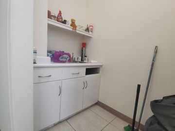 EDIFICIO DE 2 PISOS CON ESTACIONAMIENTO PARA 8 CARROS EN COLONIA LINSS