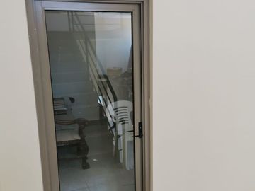 EDIFICIO DE 2 PISOS CON ESTACIONAMIENTO PARA 8 CARROS EN COLONIA LINSS